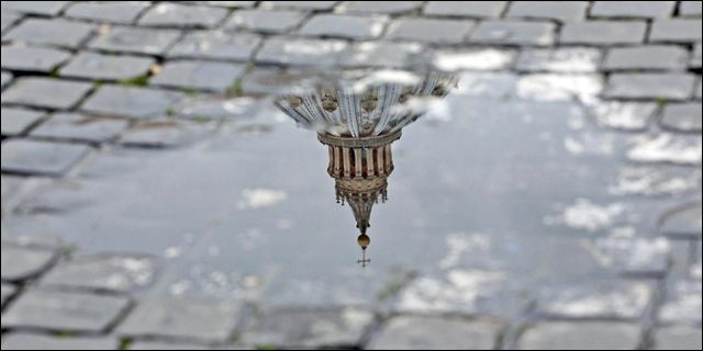 El Vaticano reflejado en la calle