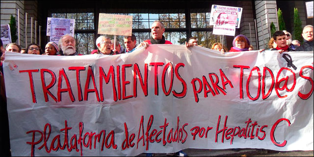 Manifestantes ante el Ministerio de Sanidad