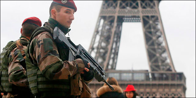 Militares en las calles de París
