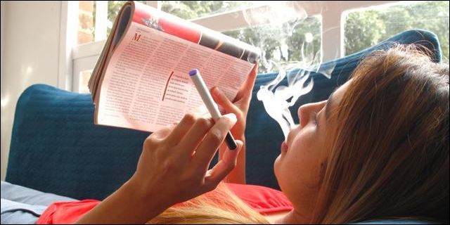 Mujer fumando un cigarrillo electrónico